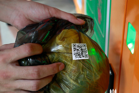 扫描垃圾袋上的二维码，翻开箱门，投放垃圾